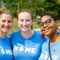 Alumnae pose at Move-In
